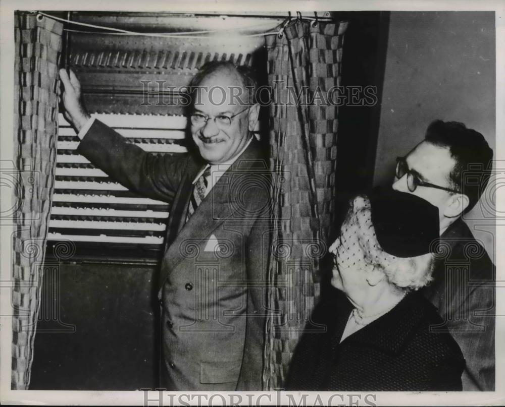 1953 Press Photo Harold Eikgerman casting mechanical ballot - Historic Images