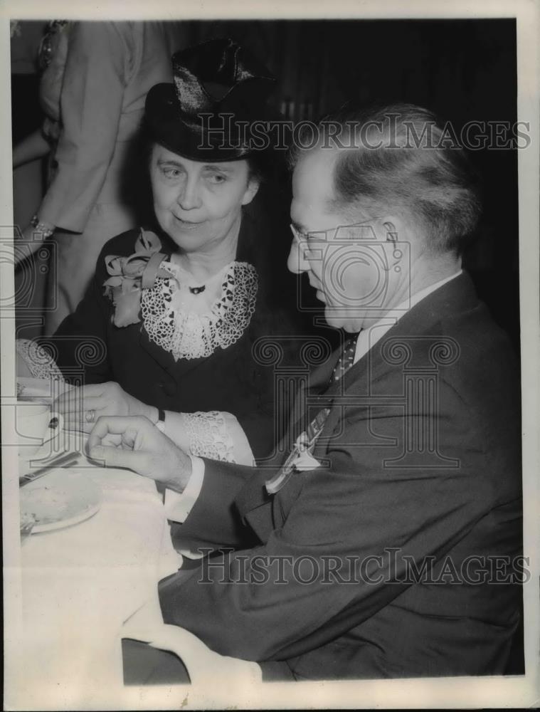 1944 Press Photo of Mrs. H.H. Weinhart with Col. Myron Blalock. - Historic Images
