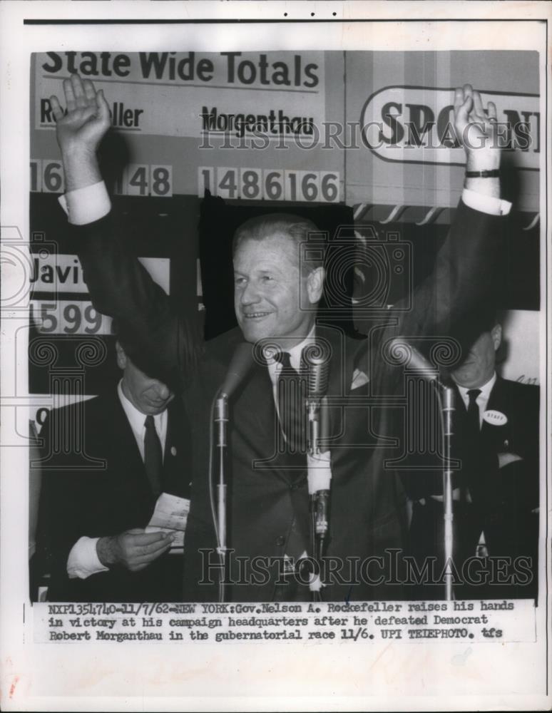 1962 Press Photo Gov Nelson Rockefeller raises his hands in victory. - Historic Images