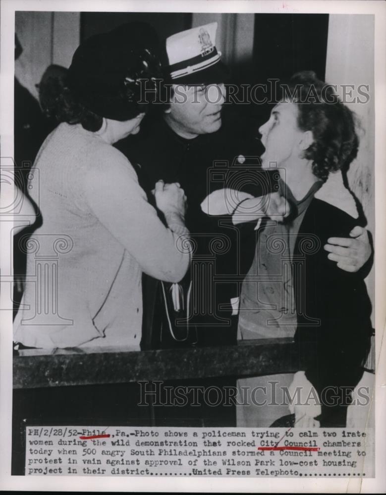 1952 Press Photo Policeman Calms Angry Women at Philadelphia City Council - Historic Images