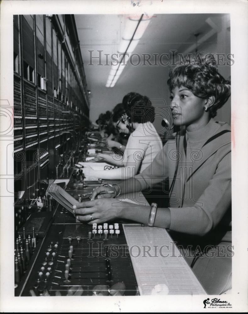 Press Photo Mrs. Harold Evans 13 Years Long Distance Operator - Historic Images