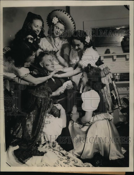 1943 Press Photo Chicago seaman Paul J Kozak & girls at servicemans center - Historic Images