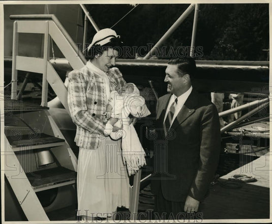 1940 Press Photo Mrs Tony Lindstrom Fairbanks Alaska & husband & baby - Historic Images