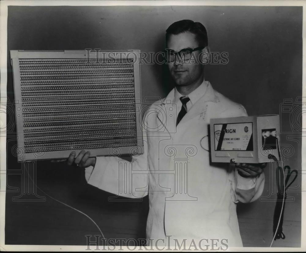 1959 Press Photo Man with electronic air filter - Historic Images