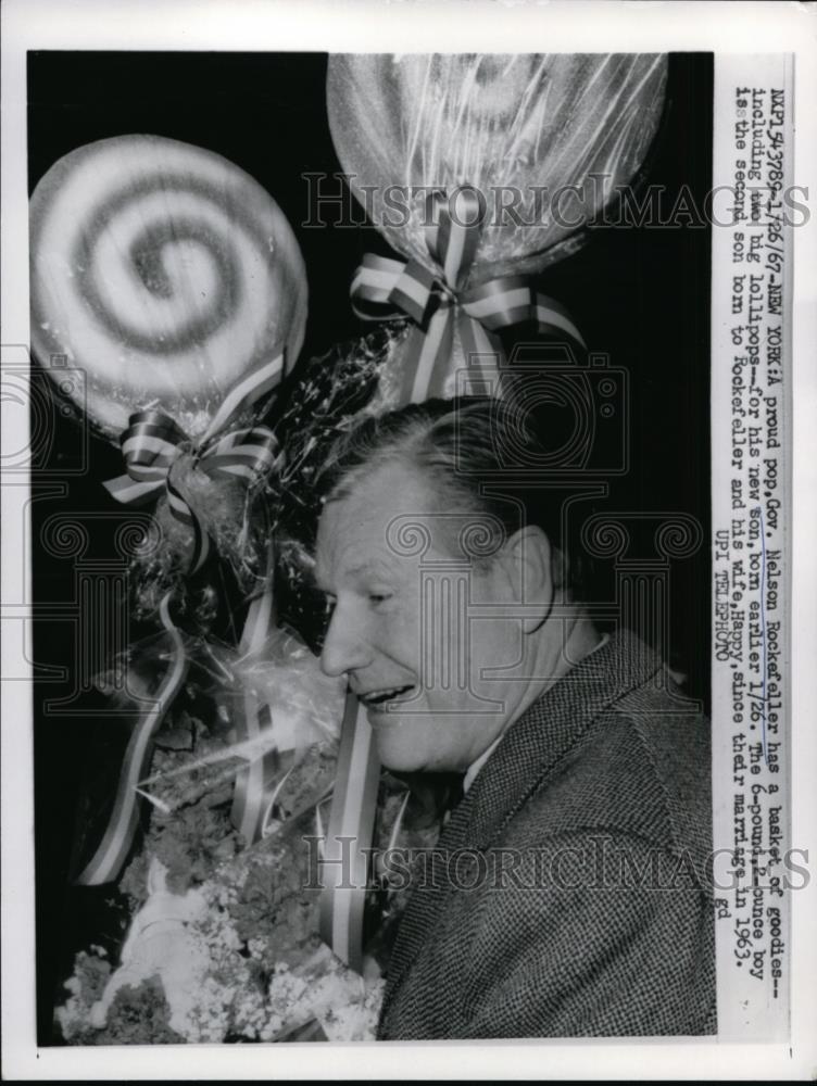 1967 Press Photo Gov. Nelson Rockefeller brings newborn son gifts, with Wife - Historic Images