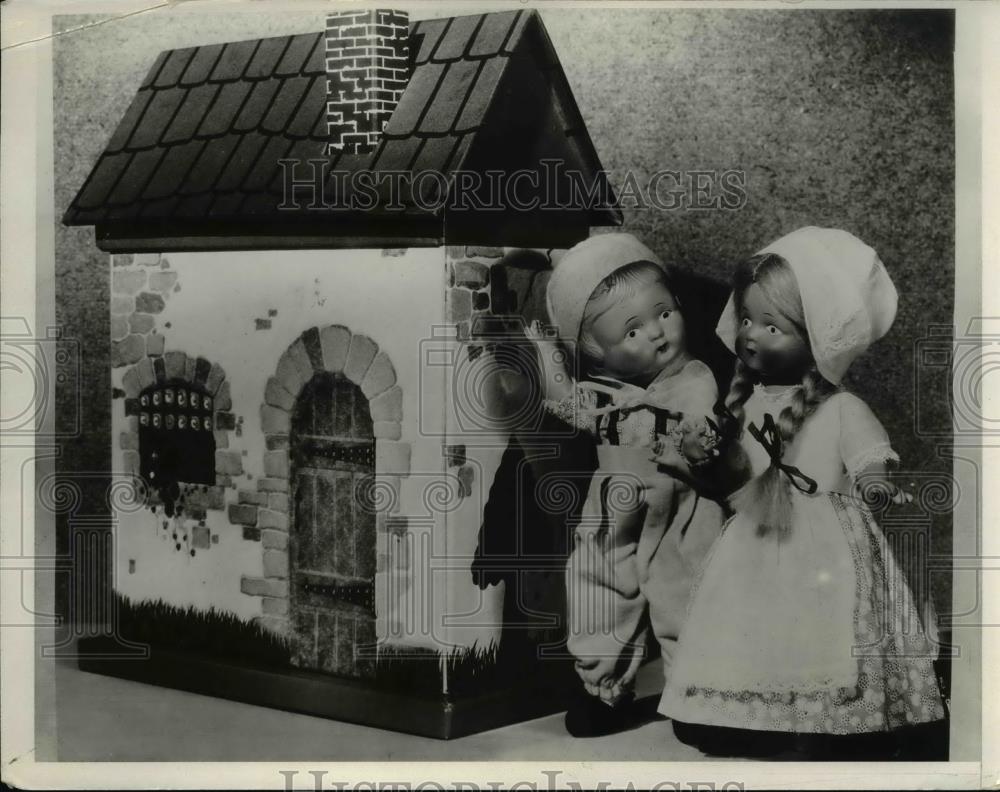 1932 Press Photo Dolls And Doll House - Historic Images