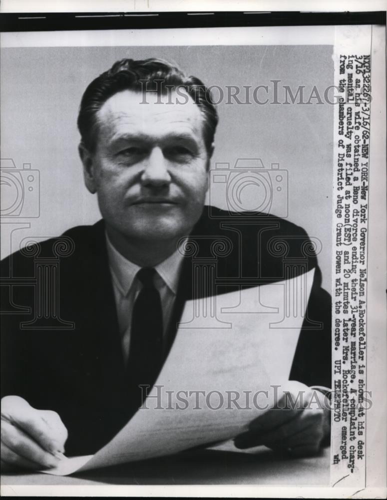 1968 Press Photo Gov. Nelson A. Rockefeller shown at his desk as his w ...
