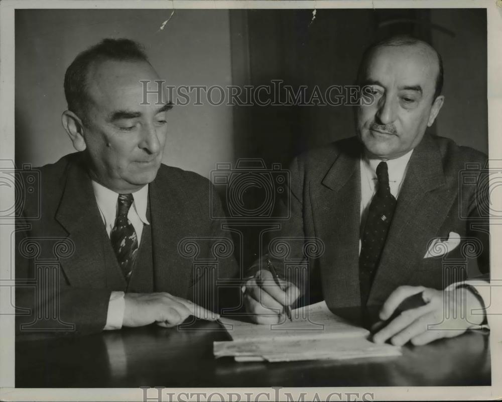 1937 Press Photo Samuel King and Edward McGrady Plan food Relief for Honolulu - Historic Images