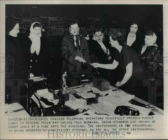 1950 Press Photo Chicago Telephone Operators Cross Picket to Get Paid - Historic Images