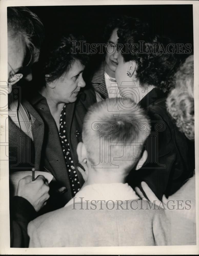 1949 Press Photo Frances Friendman Greeted by Mrs. Hartley Bergman &amp; Beatrice - Historic Images