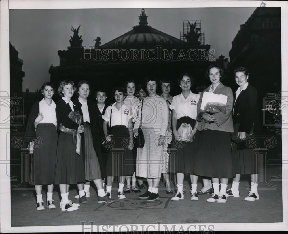 1953 Press Photo of the Cleavland Heights Choir in Paris. - nee47722 - Historic Images