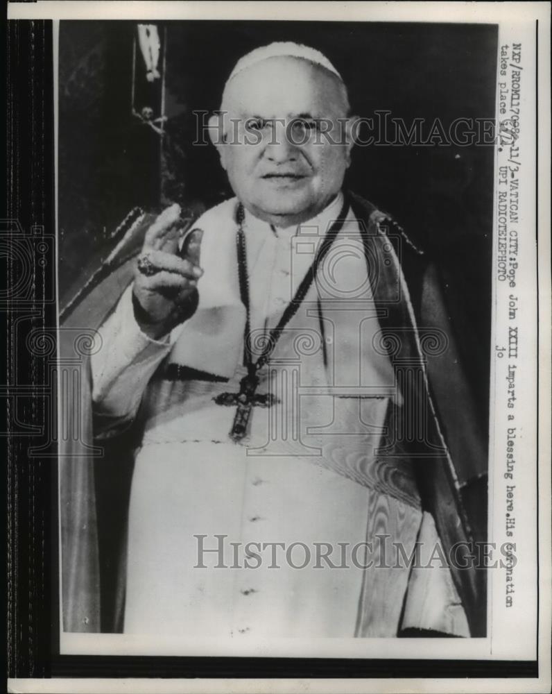 1958 Press Photo 1958 Press Photo of Pope John XXIII giving a blessing. - Historic Images