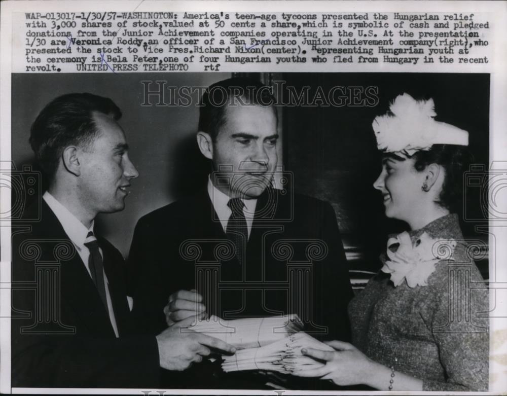 1957 Press Photo Veronica Roddy Presents Vice Pres. Richard Nixon With Stock - Historic Images