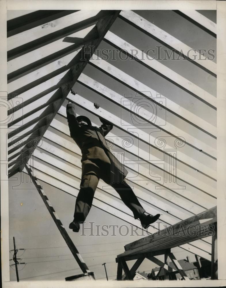 1946 Press Photo Man setting rafters on a new framework construction - Historic Images