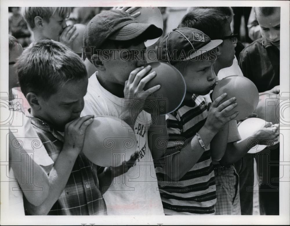 1969 Press Photo Balloon Race Cuyahaya County Fair on press day. - nee48936 - Historic Images