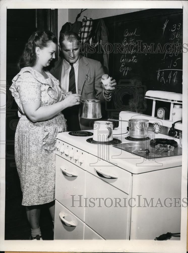 1946 Press Photo Waterloo Wis Mr & Mrs Al Erickson live in a schoolroom - Historic Images