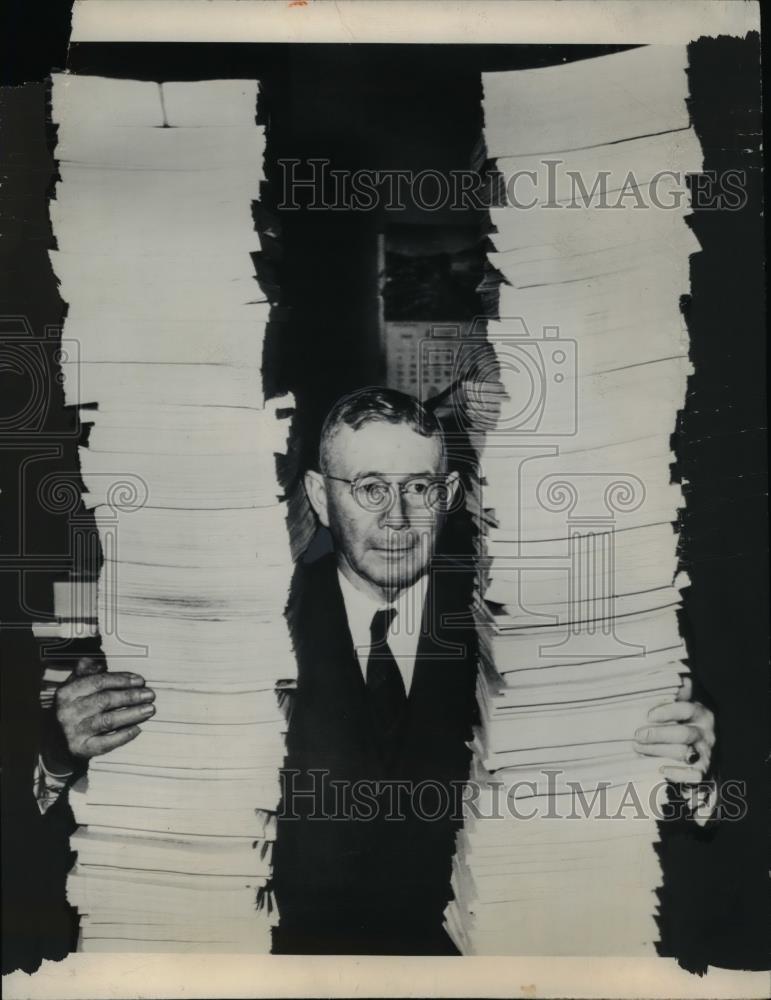 1949 Press Photo Federal Court Reporter Hall Etter w Giant Paper Stacks - Historic Images