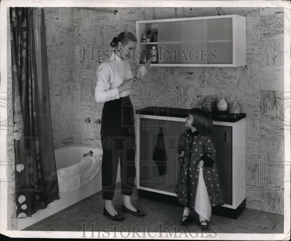 1953 Press Photo Mother &amp; Daughter in Modernized Bathroom - Historic Images