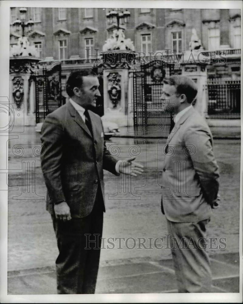 1968 Press Photo Arthur Hanes Jr and Sr at Buckingham Palace - nee47130 - Historic Images