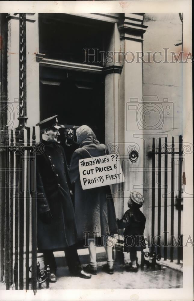 1948 Press Photo Traalgar Square in London Housewife &amp; child Part of Protests - Historic Images