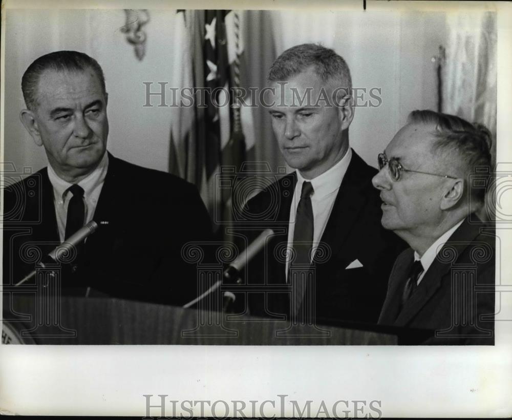 1965 Press Photo President Lyndon Johnson, Robert C. Seamans Jr., Hugh L. Dryden - Historic Images