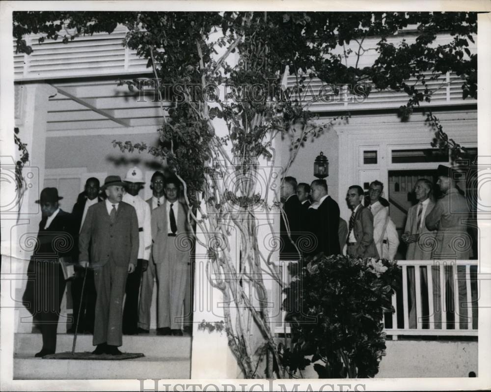 1943 Press Photo Members Of Jury Visit The Scene Of The Crime Yesterday - Historic Images