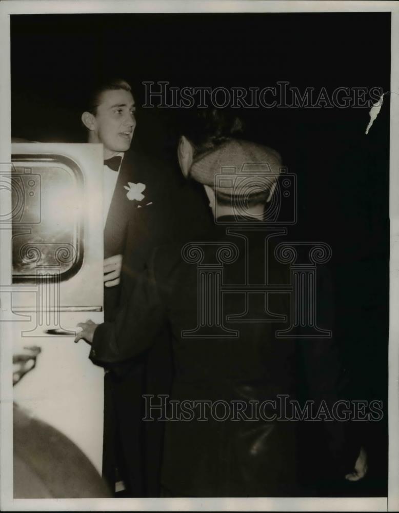 1938 Press Photo Franklin D.Roosevelt, Jr. Getting Into Cab At Paradise - Historic Images