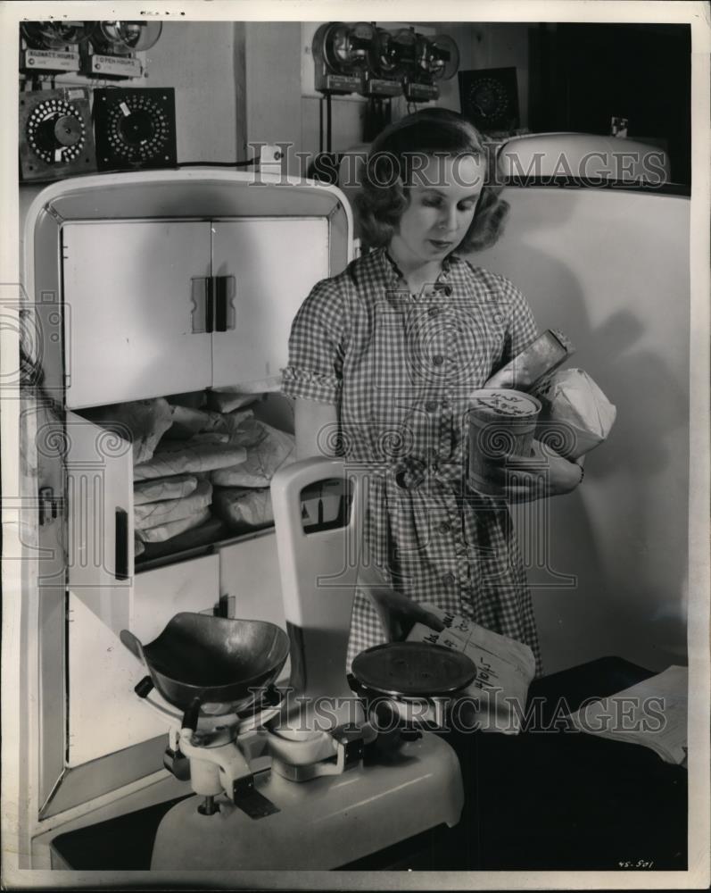 1945 Press Photo Westinghouse&#39;s Home Freezer Has Reach In Convenience Like Refri - Historic Images