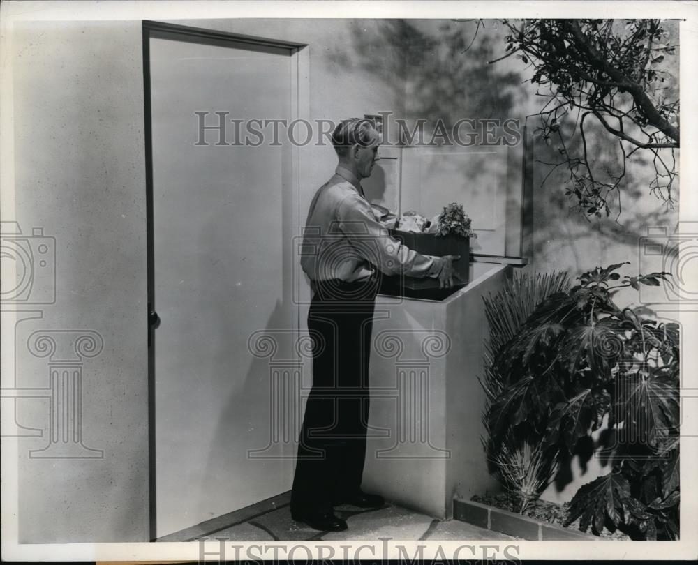 1946 Press Photo Model Home Outdoor Locking Bin for Packages Being Delivered - Historic Images