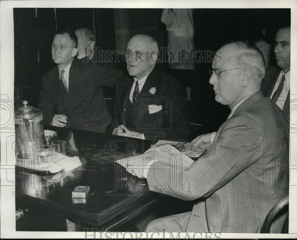 1942 Press Photo F.c. Nichols, A.P. Shirley & F.D. Olcott Testify at Hearing - Historic Images