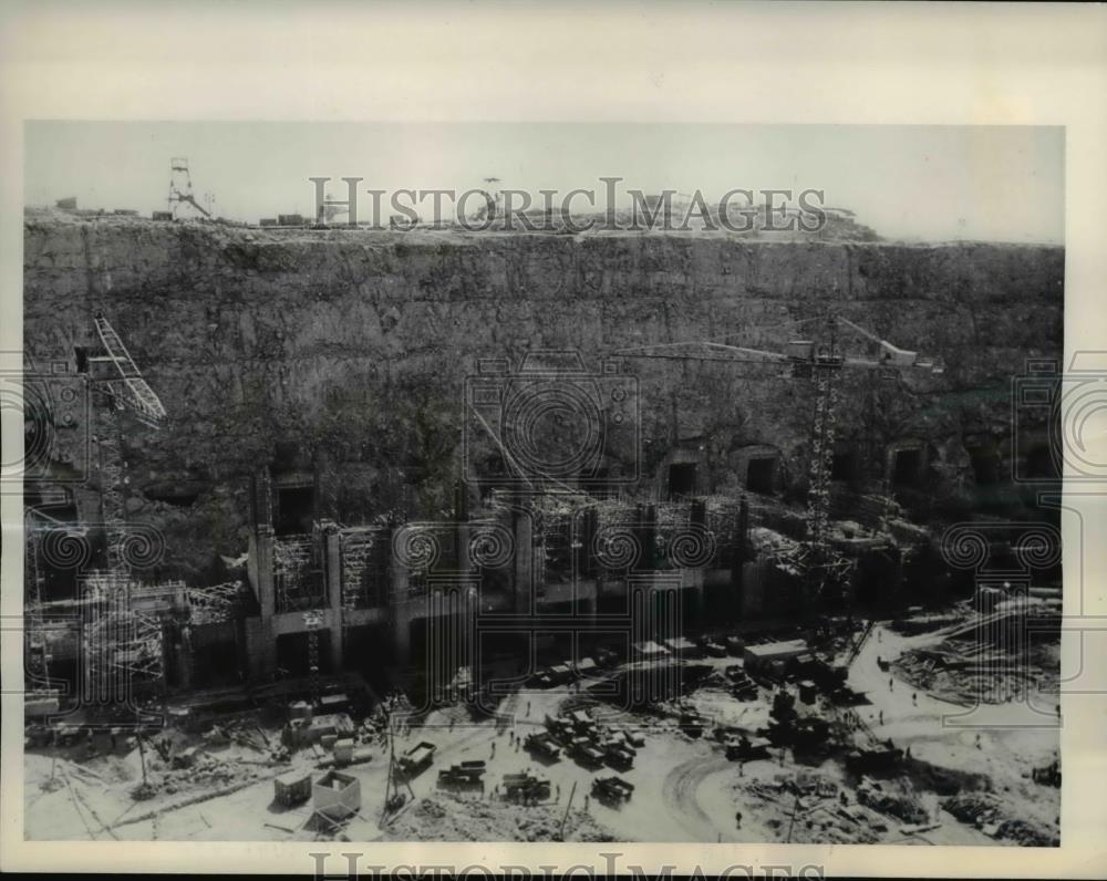 1964 Press Photo Builders of Aswan High Dam are working to complete 1st phase. - Historic Images