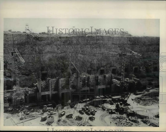 1964 Press Photo Builders of Aswan High Dam are working to complete 1st phase. - Historic Images