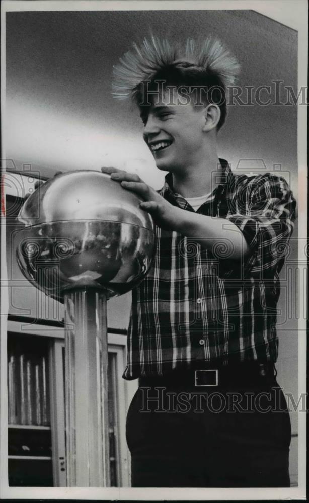 1966 Press Photo Jim Hooper Tests Static Charge Of A Van de Graff Machine - Historic Images