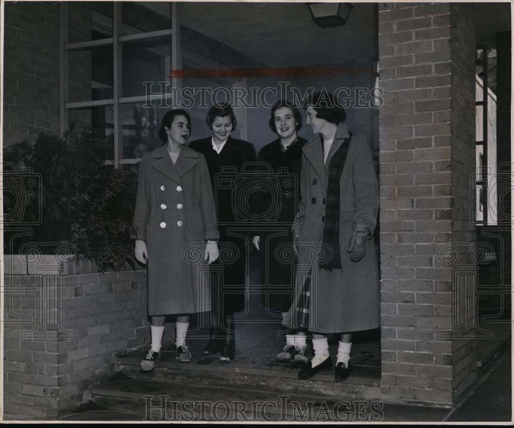 1953 Press Photo Skidmore College Seniors pose on steps of Fathers Hall. - Historic Images