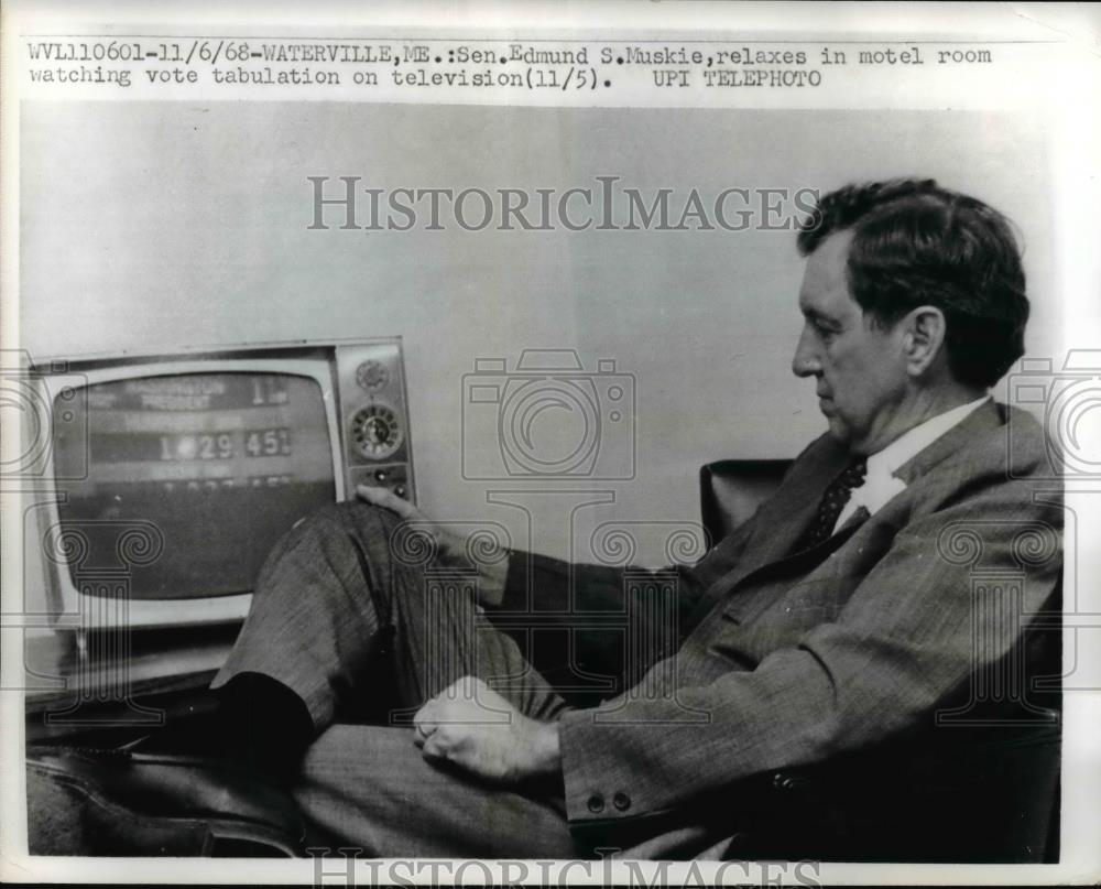 1968 Press Photo Sen. Edmund S. Muskie In Motel Room Watching Vote Tabulation - Historic Images