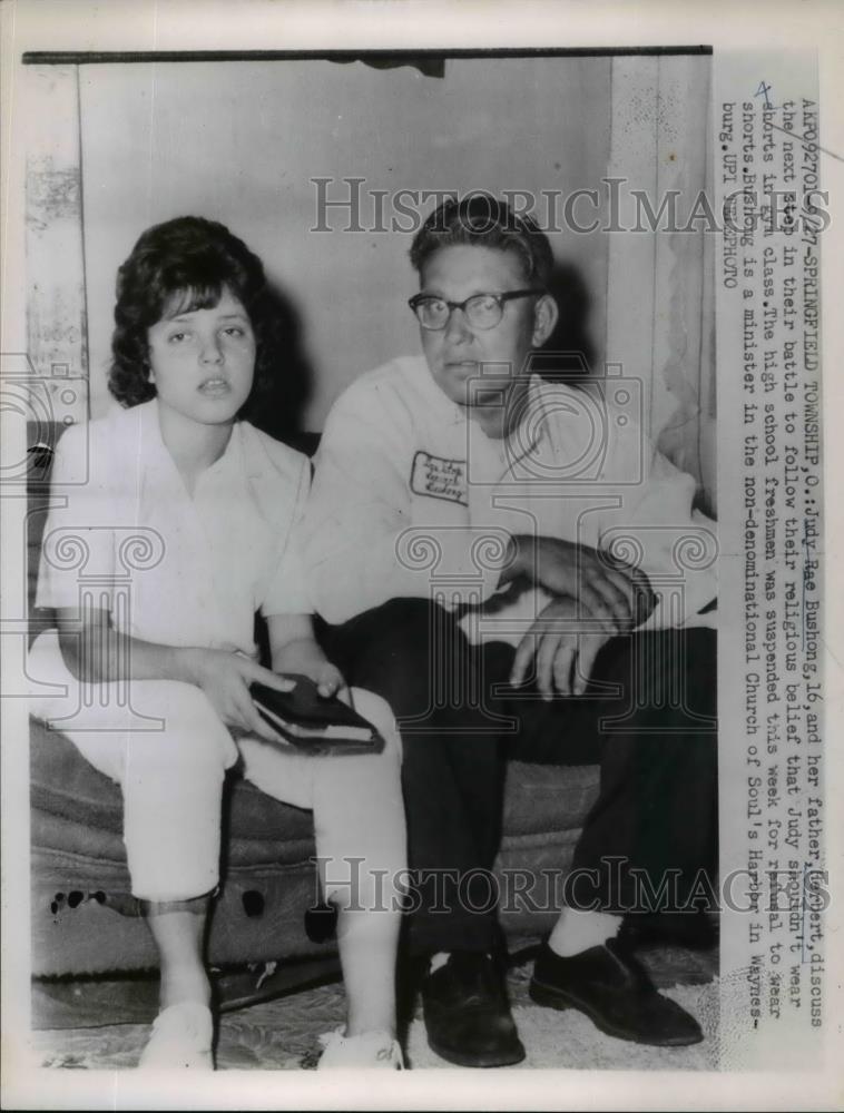 1962 Press Photo of Judy Rae Bushong and her father Herbert. Discussing the - Historic Images