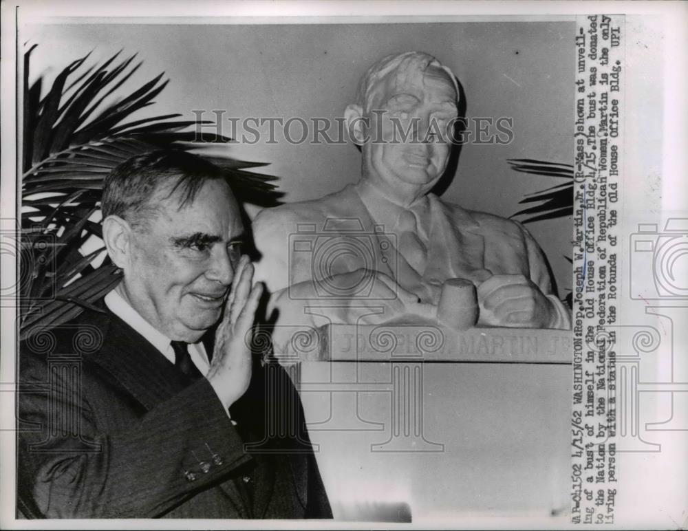 1962 Press Photo of Joseph W. Martin Jr. R-MA with a bust of himself. - Historic Images