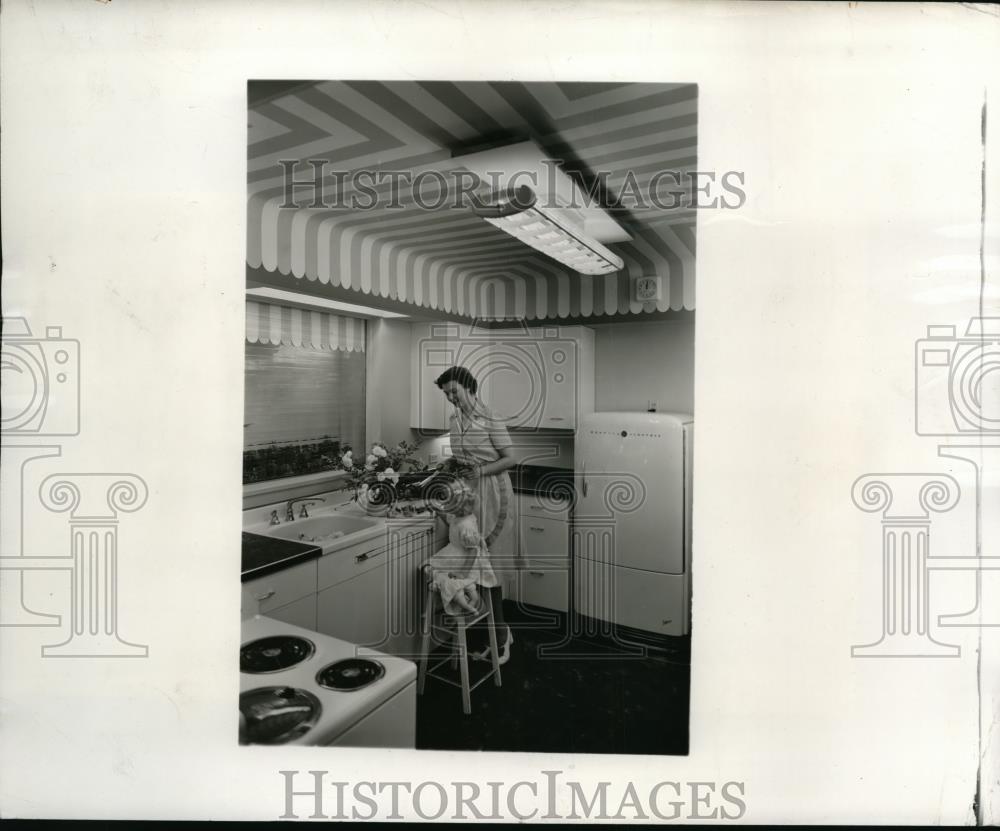 1948 Press Photo Fluorescent Central Fixture Gives Generous Light Distribution - Historic Images