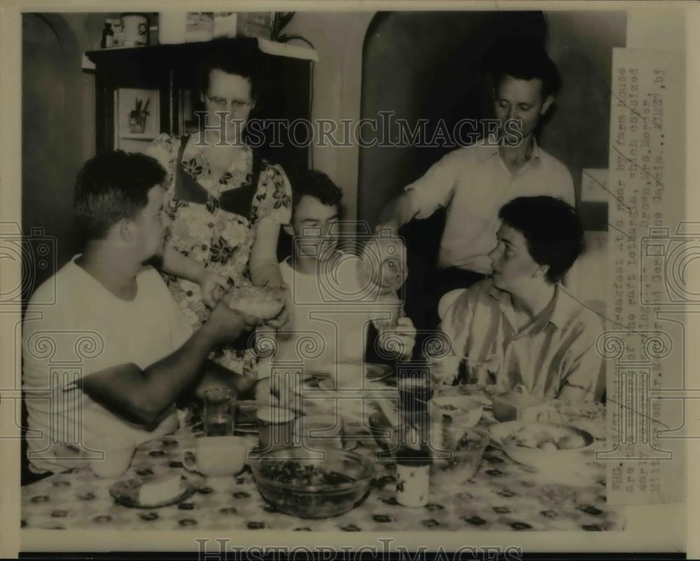 1951 Press Photo Lethargia raft breakfast at nearby farm, Brown, Mercer, - Historic Images