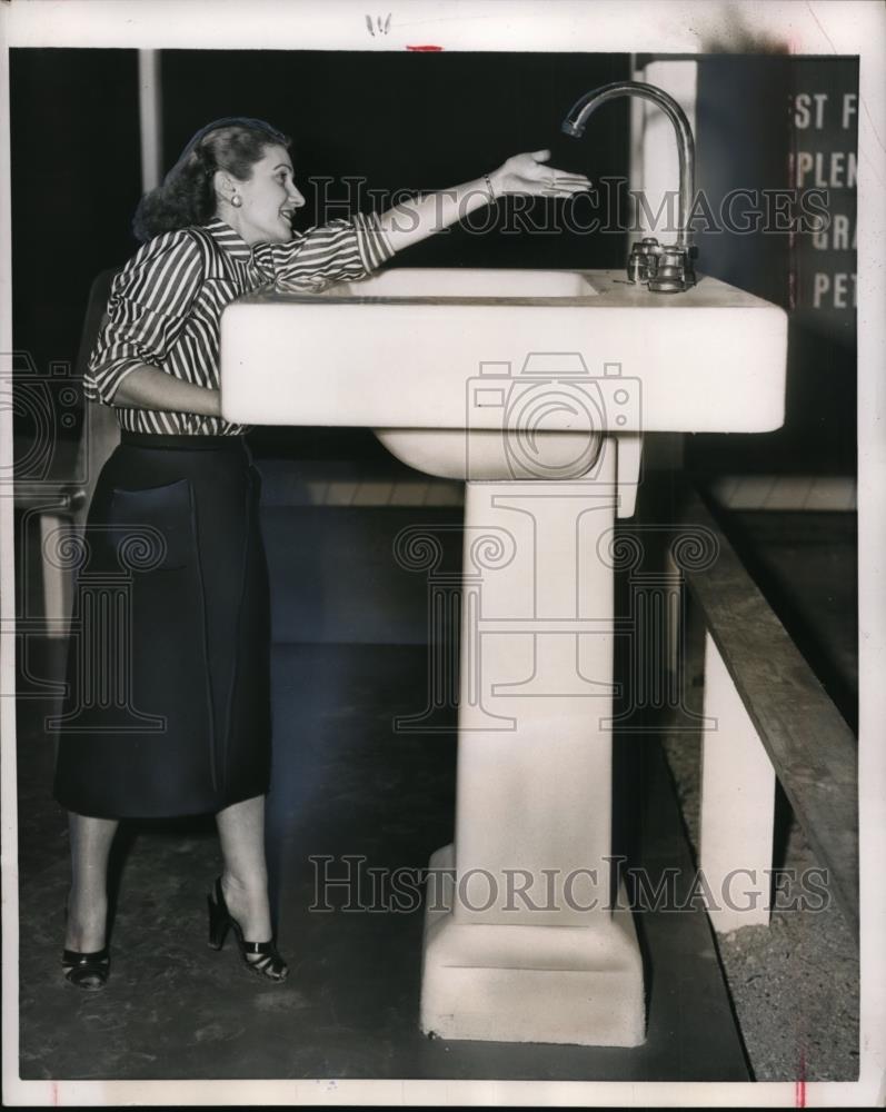 1954 Press Photo A huge display sing with a full grown woman cant reach it - Historic Images