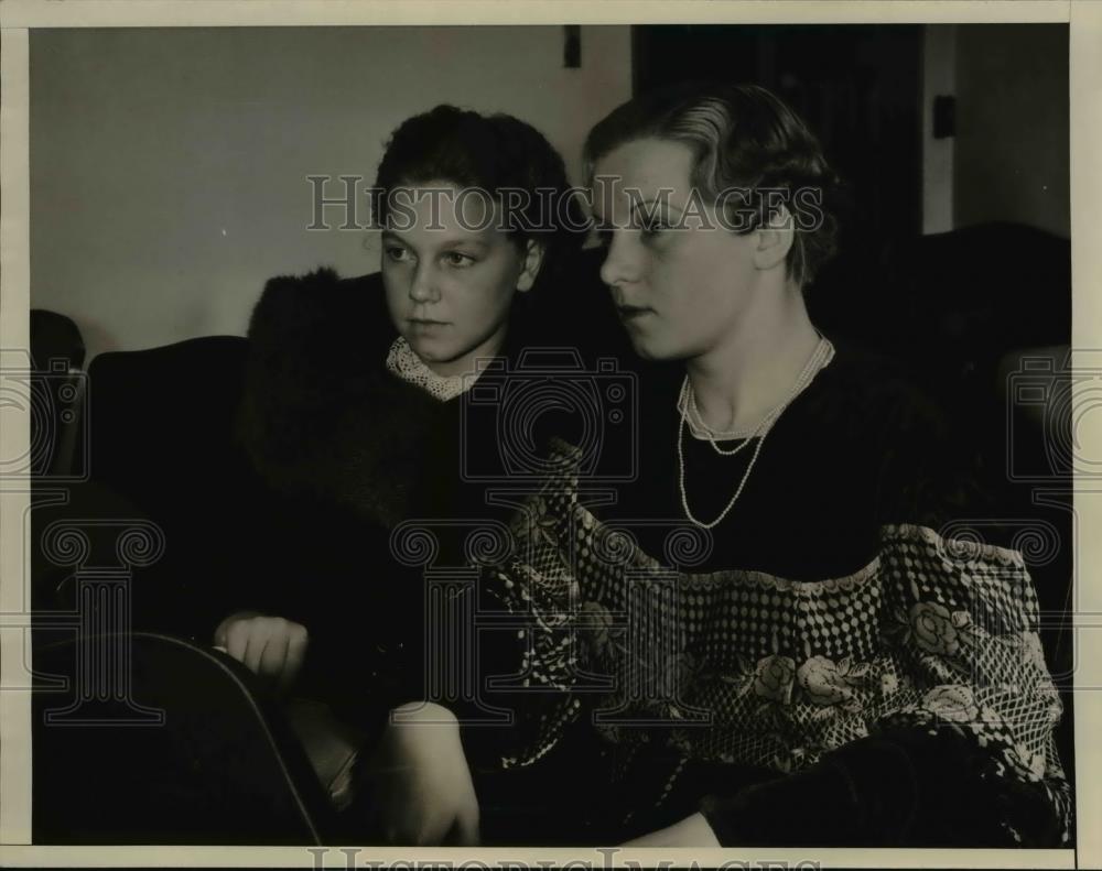 1935 Press Photo Auto Truck Struck A Horse Mounted By Evelyn Gates - Historic Images