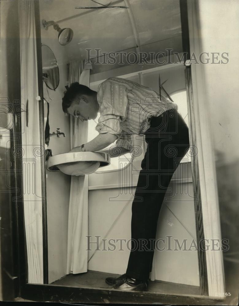1921 Press Photo Lawson Liner ship and man shaves in tiny bath - Historic Images