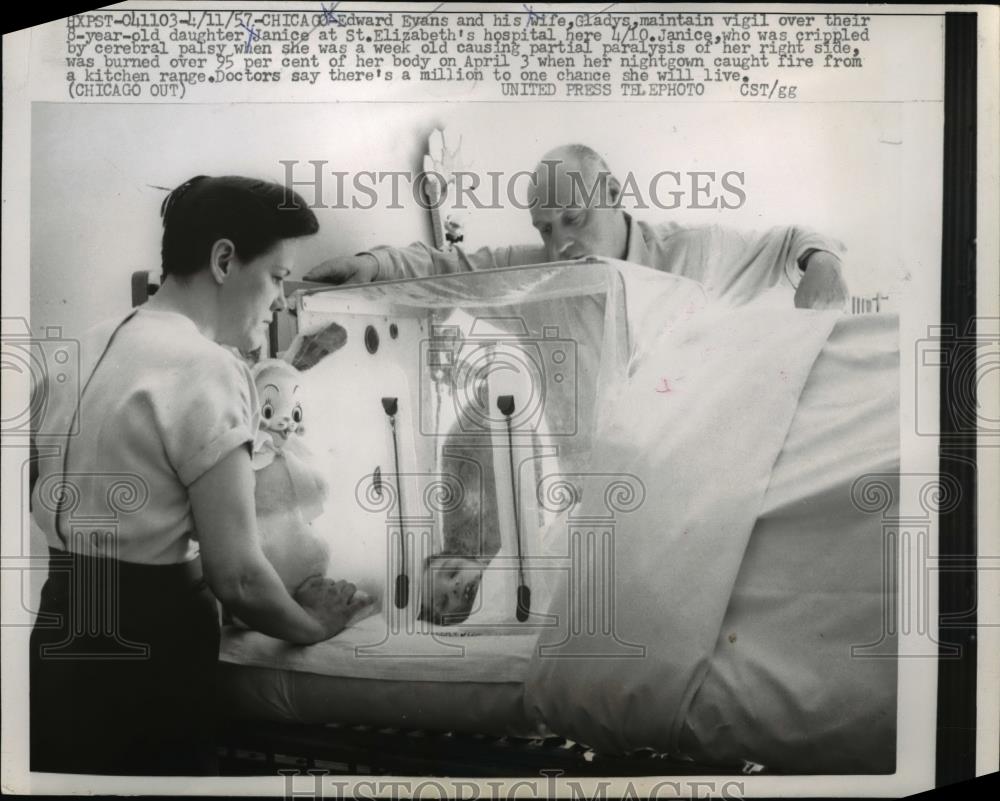 1957 Press Photo Edward &amp; Gladys Evans Keep Vigil Over Daughter Janice - Historic Images