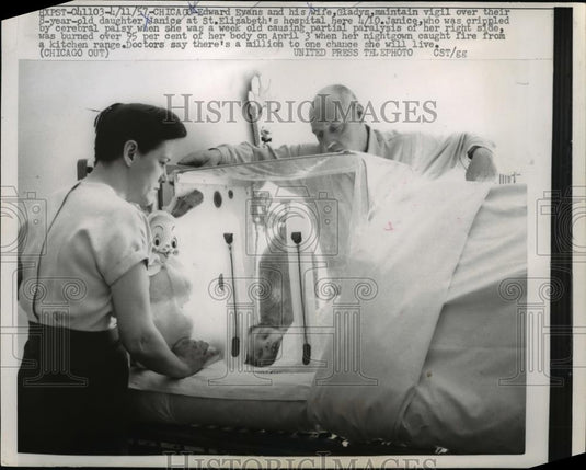 1957 Press Photo Edward & Gladys Evans Keep Vigil Over Daughter Janice - Historic Images