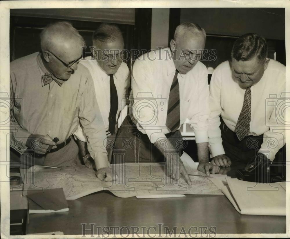 1941 Press Photo of the conference over the selection for a site a defense plant - Historic Images