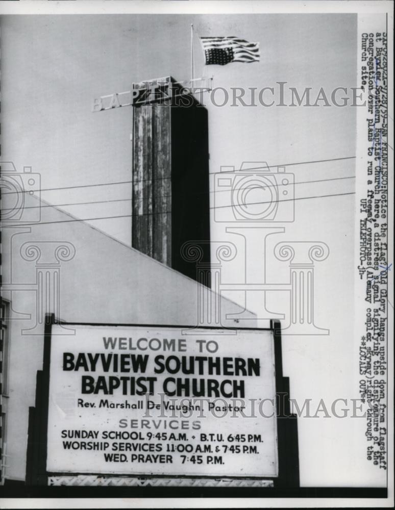 1959 Press Photo San Francisco Upside Down Flag On Baptist Church, Protest. - Historic Images