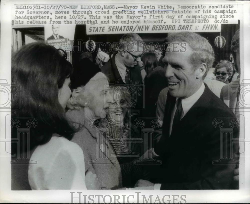 1970 Press Photo Mayor Kevin White Moves Through Crowd Greeting Well Wishers - Historic Images