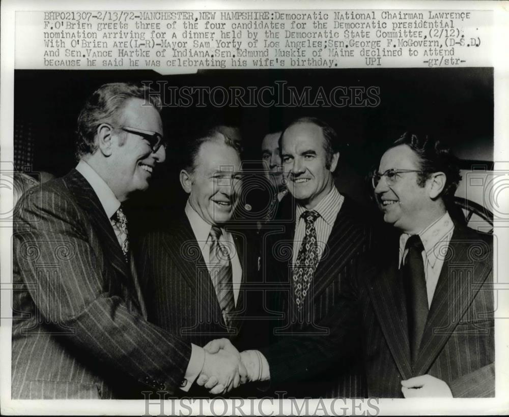 1972 Press Photo Manchester New Hampshire Lawrence F.O'Brien Greeting Candidates - Historic Images