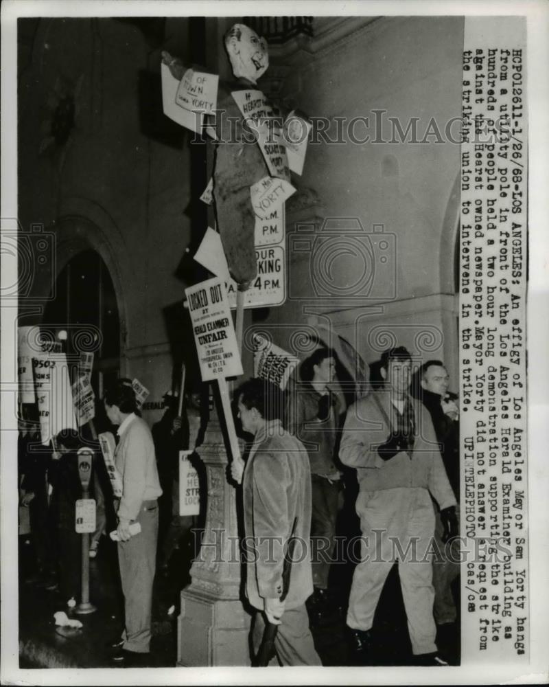 1968 Press Photo Protests Against Los Angeles Mayor Sam Yorty - Historic Images