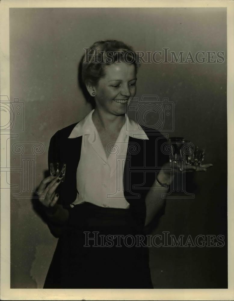 1941 Press Photo Woman Lou Ingle Holds Shot Drinking Glasses - Historic Images